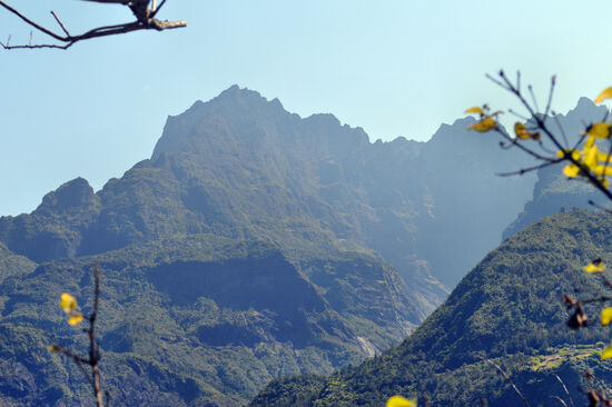 Immer die Berge der Insel im Blick