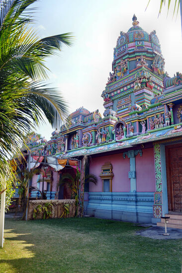 Überall bunt ist der Hindu-Tempel Narasinga Péroumal in Saint-Pierre