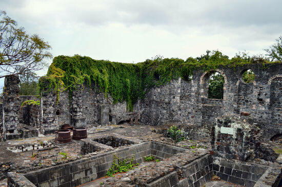 Ruinen des Wohlstands - die Zuckerfabrik der Maison de Villèle machte ihre Besitzer reich