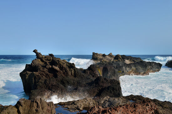 Lava und Wellen ergeben eine wilde, beeindruckende Küste