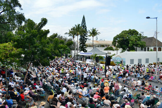 Tausende bei der Messe unter freiem Himmel anlässlich der Wallfahrt zur Notre Dame de la Salette