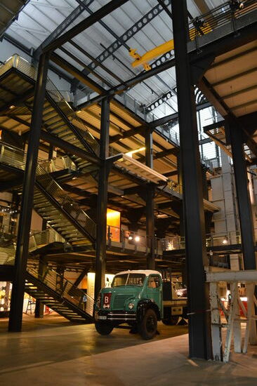 Moderne Installationen, Oldtimer und alles zusammen in alten Fabrikhallen