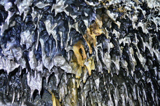 Die Lava-"Tropfsteine" sind innerhalb von wenigen Minuten entstanden, ganz anders als die bekannteren aus Kalkstein