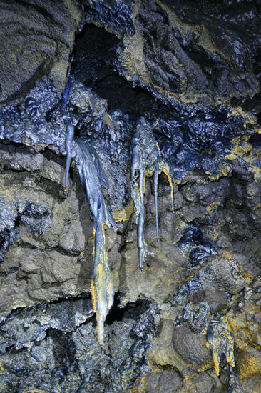 Faszinierende Formationen im Lavatunnel