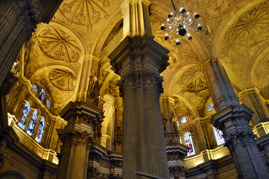 Das Innere der Kathedrale beeindruckt durch den Stilmix der Baustile