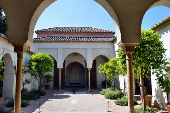 Der Patio de los Naranjos (Hof der Orangenbäume) in der Alcazaba von Málaga