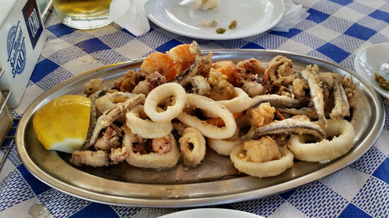 Fritura Malagueña - ein Traum für Liebhaber von Fisch und Meeresfrüchten!