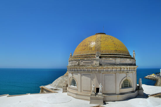 Blick vom Turm der Kathedrale auf die Kuppel und den Atlantik