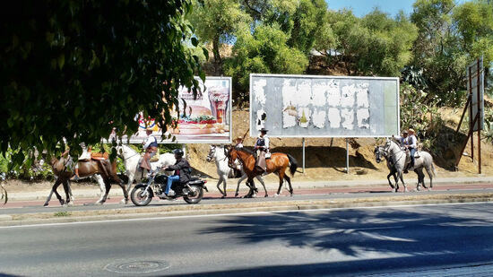 Auf dem Weg nach El Rocío teilen sich Reiter die Straße in Sanlúcar de Barrameda mit den üblichen Verkehrsteilnehmern