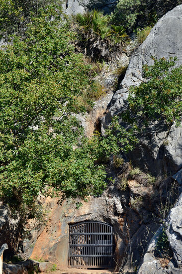 Durch dieses Loch geht es hinein in die faszinierende Höhle