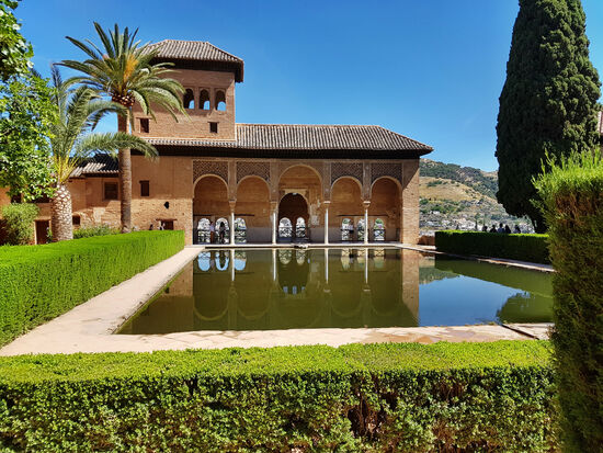 Patio del Partal in der Alhambra - eines der bekanntesten Motive außerhalb der Nasriden-Paläste