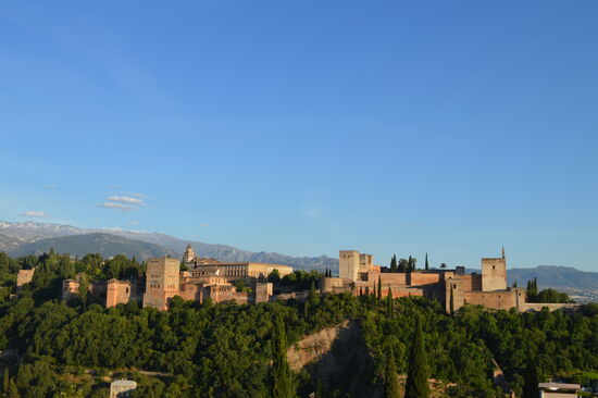 Bekannter Blick auf die Alhambra und die Sierra Nevada