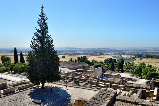 Blick über die Ausgrabungsstätte Medina Azahara in die Ebene des Guadalquivir