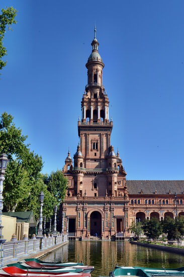Ruderboote noch ohne Gäste an der Plaza de España