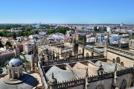 Blick über die Dächer der Kathedrale und die Stadt von der Giralda