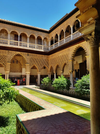 Innenhof im Alcázar in Sevilla
