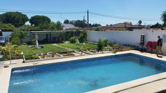 Pool und Garten des Bahia Guesthouse