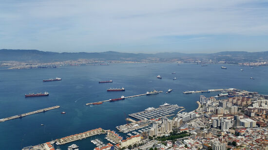 Blick auf den Hafen und die Stadt