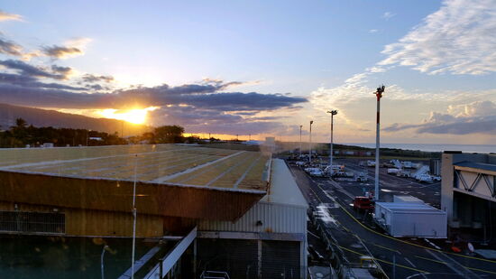 Sonnenuntergang über dem Flughafen von Saint-Denis