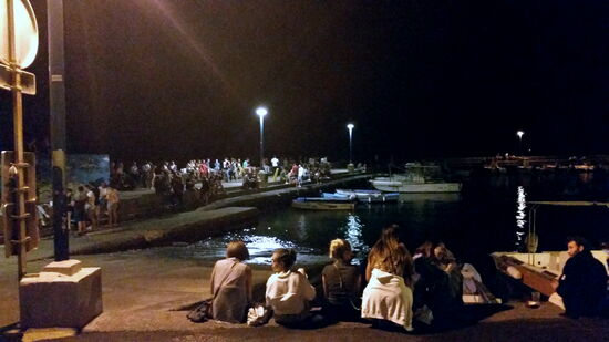 Freiluftlokal am Hafen von Saint-Leu