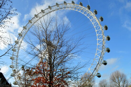 Blauer Himmel hinter dem London Eye