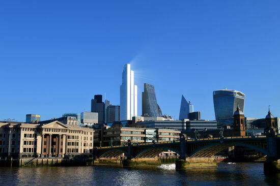 Strahlende Wolkenkratzer an der Themse