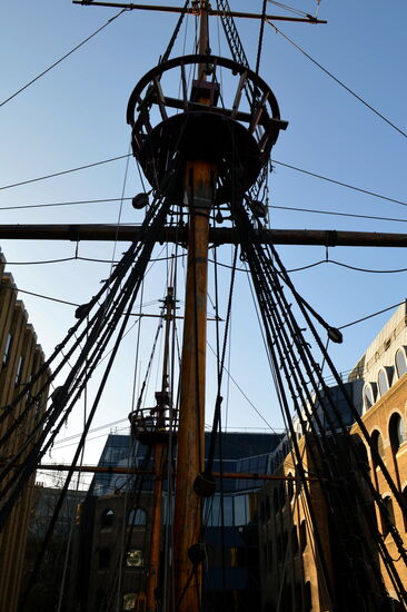 Schiffsmast zwischen den Häusern - "Golden Hinde"
