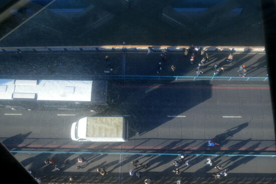 Gut 30 m über der Fahrbahn - Blick durch den Glasboden eines der Walkways der Tower Bridge
