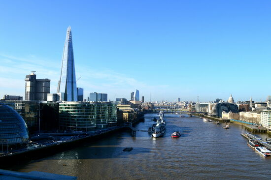 Blick von der Tower Bridge auf "The Shred" und die MS Belfast
