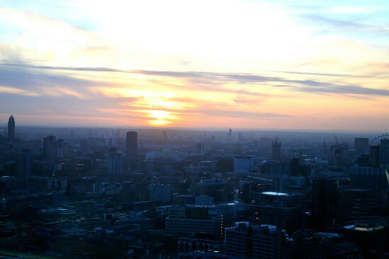 Wolkenverhangener Sonnenuntergang über London