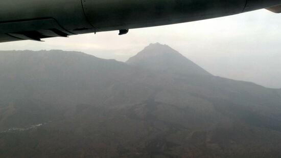 Landeanflug auf Fogo mit Blick auf den Vulkan