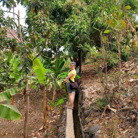 Es geht entlang von alten Bewässerungskanälen