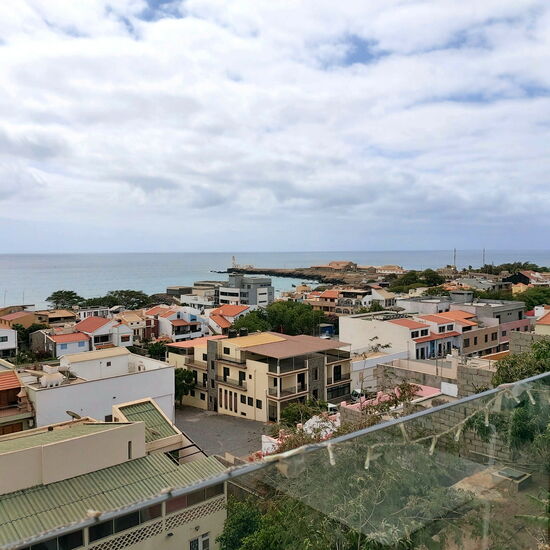 Blick über Prainha zum Leuchtturm