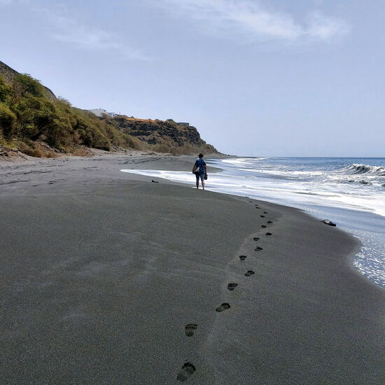(Meine) Spuren im schwarzen Sand bei São Filipe