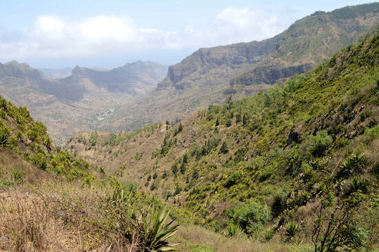 Blick in die Ribeira Principal und auf den Stausee