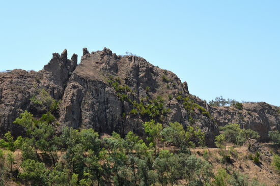 Die beeindruckenden Felsen über dem Wanderweg