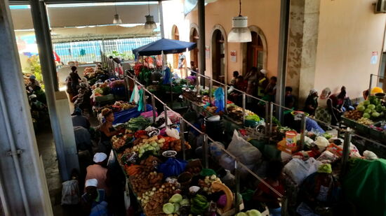 Im Mercado Municipal von Praia ist das Angebot bunt und vielfältig