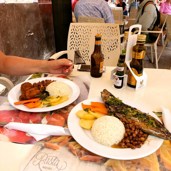 Kapverden-Backhendl und Lanzenfisch vom Grill - super lecker!