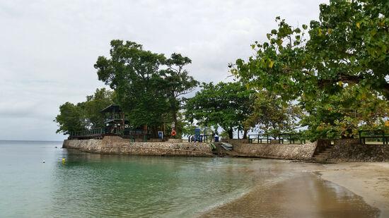 Blick über den Strand zur "Moonraker Bar"
