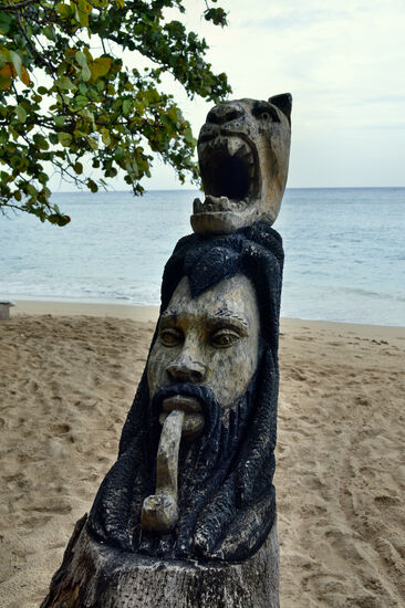Schnitzkunst am Reggae Beach