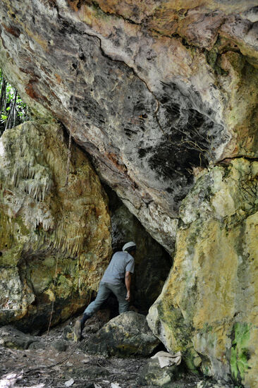 Mike am Eingang des Felsspalts