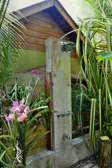 Freiluftdusche mit Orchideen