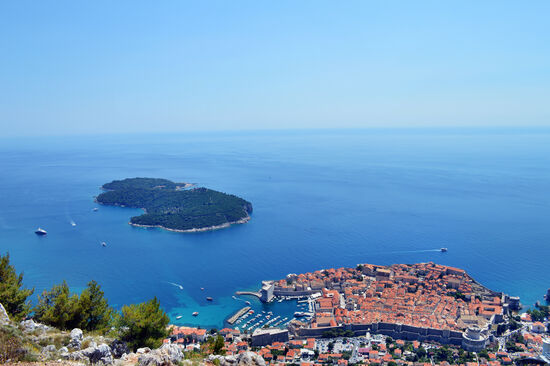 Blick auf die Altstadt von Dubrovnik und die Insel Lokrum