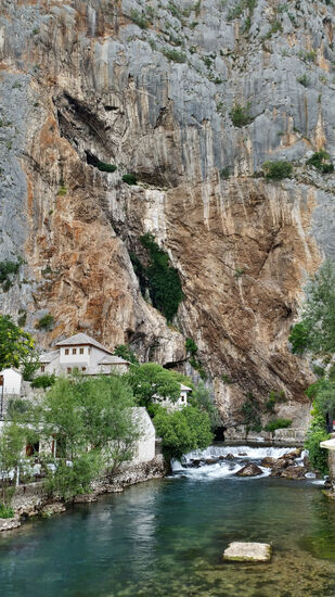 Tekija an der Quellhöhle der Buna