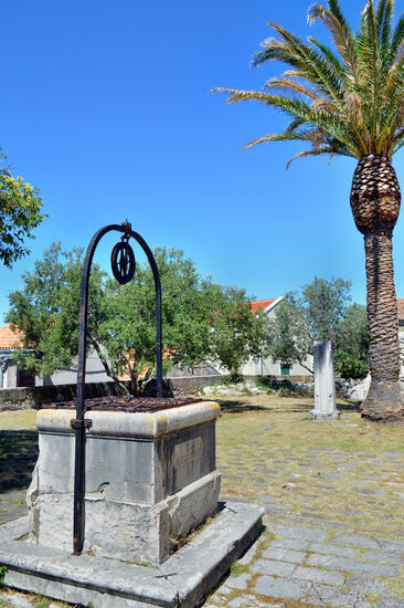 Alter Brunnen bei der Kirche von Biograd