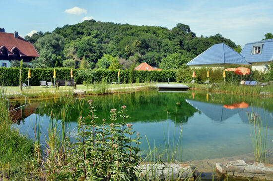 Badeteich des Hotels