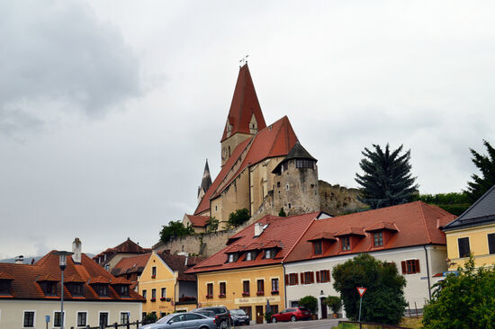 Wehrkirche Mariä Himmelfahrt über dem Dorf Weißenkirchen