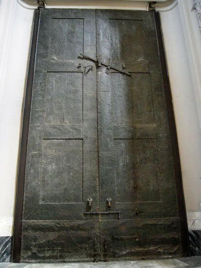 Eine der Türen von der antiken Kurie auf dem Forum Romanum