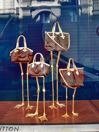 Fantasievolles Schaufenster eines Luxuslabels