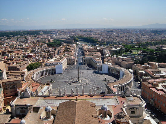 Blick von der Kuppel über den Petersplatz Richtung Engelsburg und Tiber